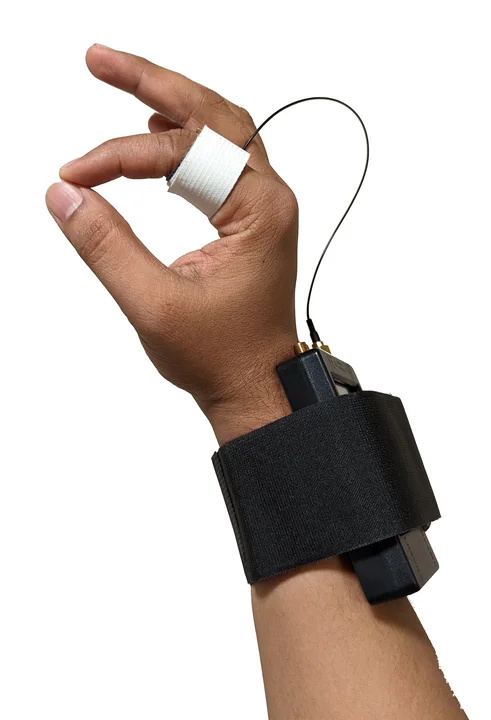 Wearing Z-Ring: a thin electrode ring on the finger, connected to a small measurement unit on the wrist.